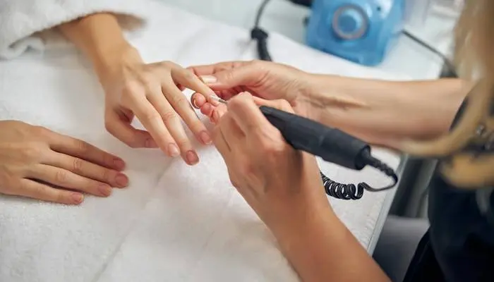 Manicurista y Pedicurista con Atención Profesional