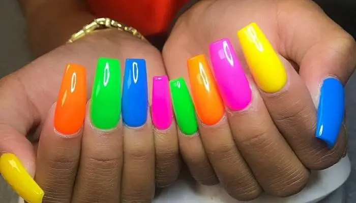 Manicura Multicolor a la Moda para Cualquier Temporada